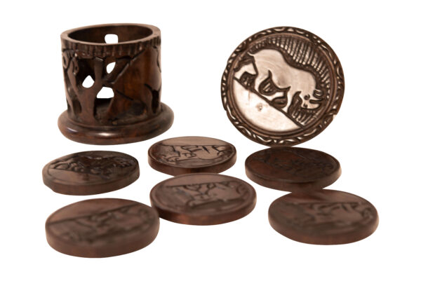 Wooden Box with Lid, in it 6 Wooden Drink Coasters, African Animal Motifs Carved | Holzdose mit Deckel, darin 6 Getränkeuntersetzer aus Holz, Tiermotive afrikanisch geschnitzt - Image 4