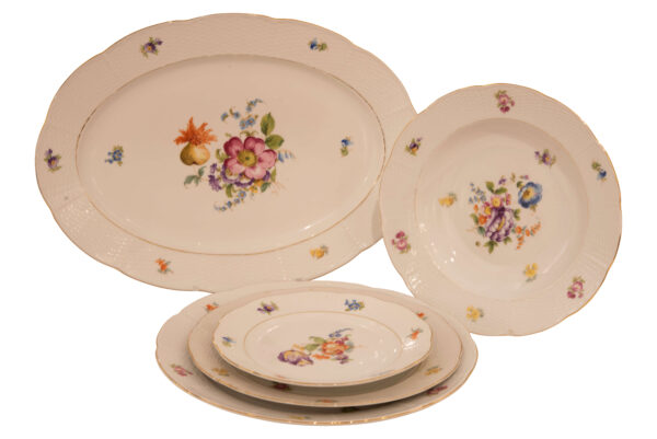 Meissner Ofen und Porzellanfabrik Tafelservice mit Blumen 45 teilig | Meissen Stove and Porcelain Factory Dinner Service with Flowers 45 Pieces