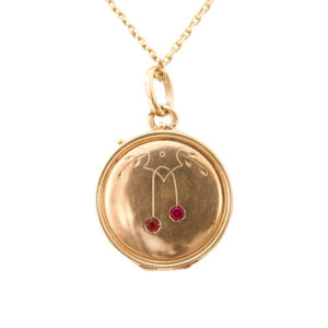 #165 Rotgoldmedaillon mit einer karree Gelbgoldkette mit zwei Rubinen | Red Gold Medallion With A Square Yellow Gold Chain With Two Rubies