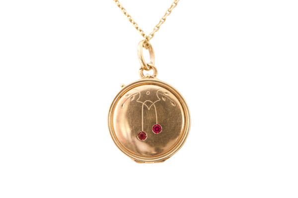#165 Rotgoldmedaillon mit einer karree Gelbgoldkette mit zwei Rubinen | Red Gold Medallion With A Square Yellow Gold Chain With Two Rubies