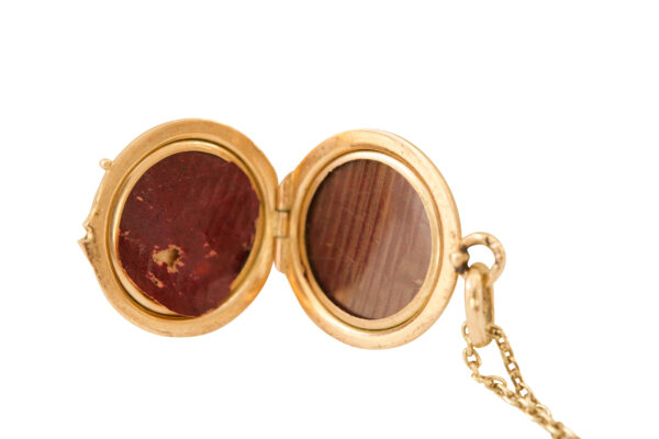 #165 Rotgoldmedaillon mit einer karree Gelbgoldkette mit zwei Rubinen | Red Gold Medallion With A Square Yellow Gold Chain With Two Rubies - Image 3