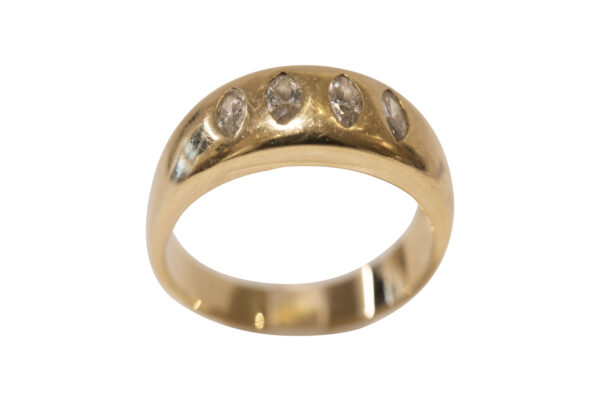 #23 Ring aus Gelbgold mit vier Diamanten im Navetteschliff | Ring In Yellow Gold With Four Navette-Cut Diamonds