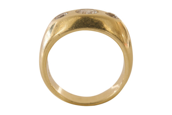 #42 Ring aus Gelbgold mit 2 Brillanten im und einem Diamanten im Altschliff | Ring In Yellow Gold With 2 Brilliant-Cut Diamonds And One Old-Cut Diamond - Image 2