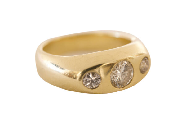 #42 Ring aus Gelbgold mit 2 Brillanten im und einem Diamanten im Altschliff | Ring In Yellow Gold With 2 Brilliant-Cut Diamonds And One Old-Cut Diamond - Image 4