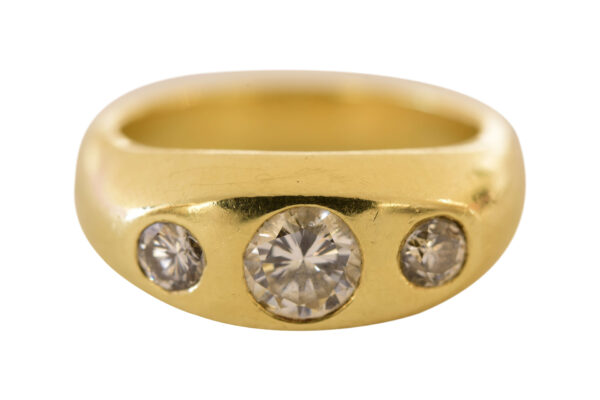 #42 Ring aus Gelbgold mit 2 Brillanten im und einem Diamanten im Altschliff | Ring In Yellow Gold With 2 Brilliant-Cut Diamonds And One Old-Cut Diamond - Image 3