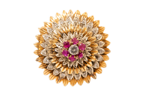#68 Brosche aus Gelbgold und Weißgold mit einem Brillanen, Achtkant-Diamant und Rubinen | Brooch In Yellow Gold And White Gold With A Brilliant-Cut Diamond, Octagonal Diamonds And Rubies