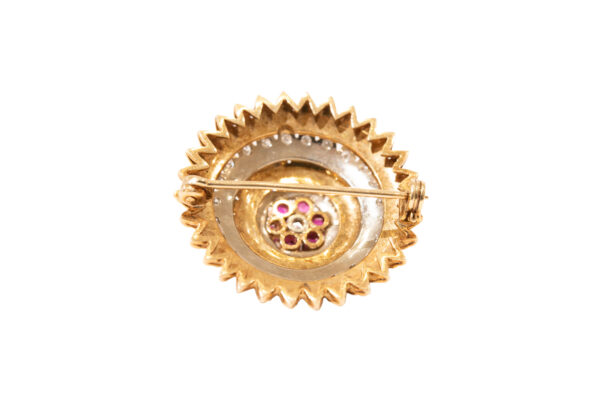 #68 Brosche aus Gelbgold und Weißgold mit einem Brillanen, Achtkant-Diamant und Rubinen | Brooch In Yellow Gold And White Gold With A Brilliant-Cut Diamond, Octagonal Diamonds And Rubies - Image 2