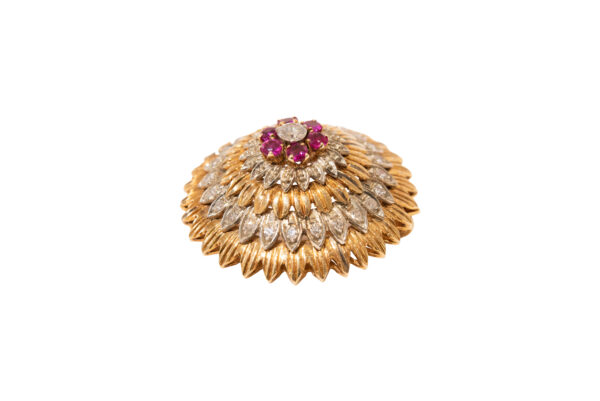 #68 Brosche aus Gelbgold und Weißgold mit einem Brillanen, Achtkant-Diamant und Rubinen | Brooch In Yellow Gold And White Gold With A Brilliant-Cut Diamond, Octagonal Diamonds And Rubies - Image 3