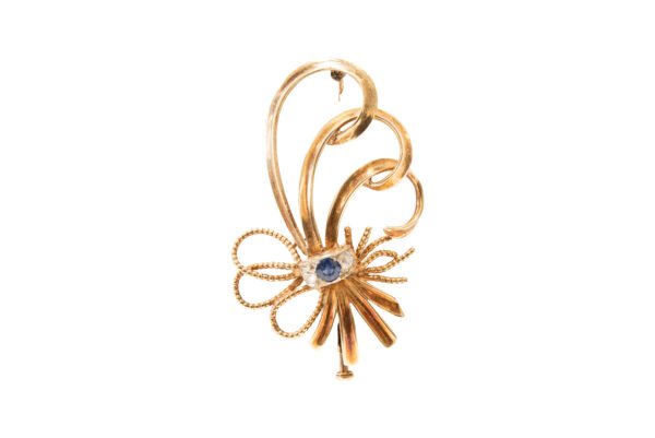 #69 Brosche aus Gelbgold mit zwei Diamanten im Altschliff und einem Saphir | Brooch In Yellow Gold With Two Old-Cut Diamonds And A Sapphire