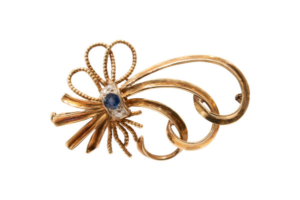 #69 Brosche aus Gelbgold mit zwei Diamanten im Altschliff und einem Saphir | Brooch In Yellow Gold With Two Old-Cut Diamonds And A Sapphire - Image 2