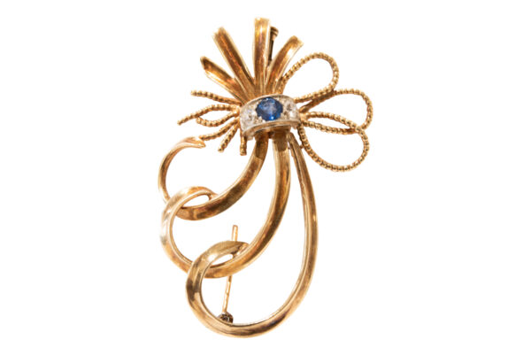 #69 Brosche aus Gelbgold mit zwei Diamanten im Altschliff und einem Saphir | Brooch In Yellow Gold With Two Old-Cut Diamonds And A Sapphire - Image 4
