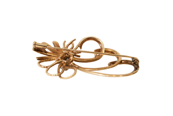 #69 Brosche aus Gelbgold mit zwei Diamanten im Altschliff und einem Saphir | Brooch In Yellow Gold With Two Old-Cut Diamonds And A Sapphire - Image 3