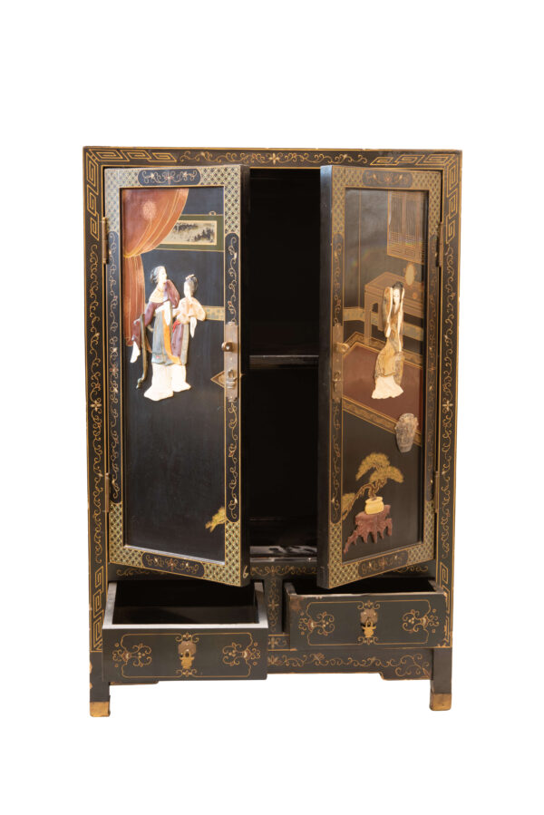 #116 Chinese Side Cabinet – Artfully Lacquered Vintage Chest from the 1970s | Chinesischer Beistellschrank – kunstvoll lackierte Vintage-Kommode aus den 1970er Jahren - Image 2