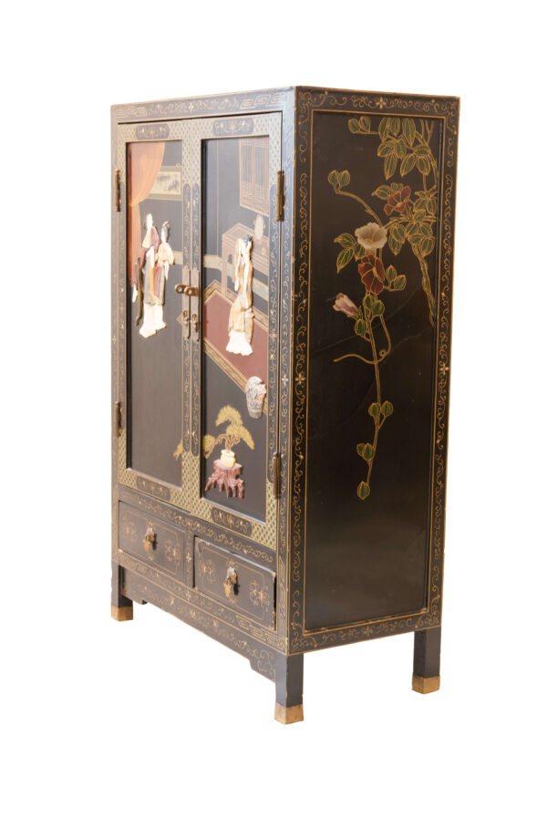 #116 Chinese Side Cabinet – Artfully Lacquered Vintage Chest from the 1970s | Chinesischer Beistellschrank – kunstvoll lackierte Vintage-Kommode aus den 1970er Jahren - Image 3