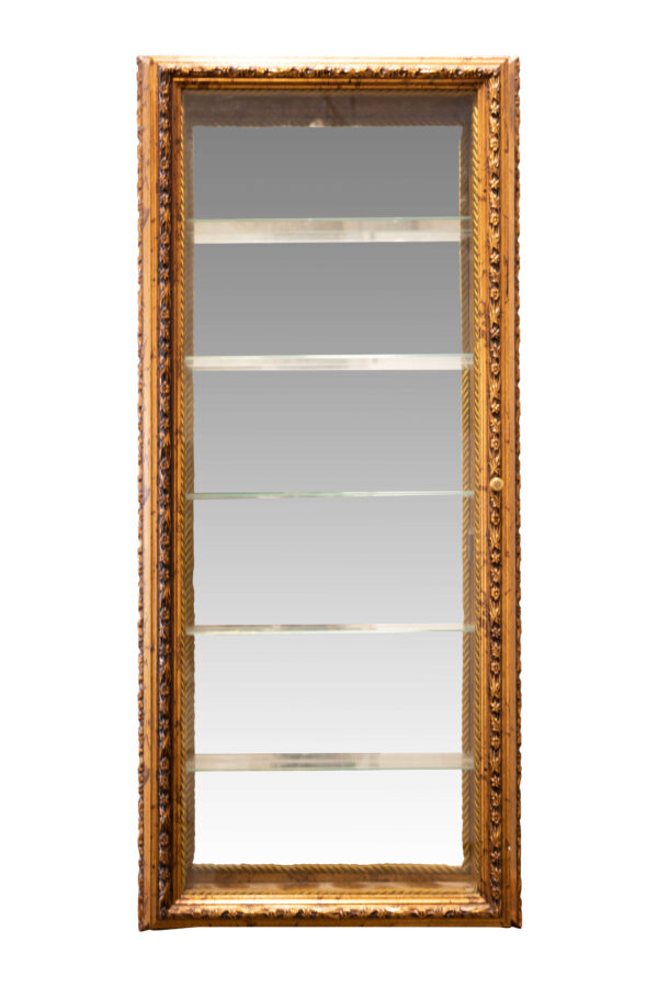 #120 Gilded Wall Display Cabinet With Wooden Frame And Mirrored Interior – Decorative Showcase Piece | Vergoldete Hängevitrine mit Holzrahmen und Spiegelglas