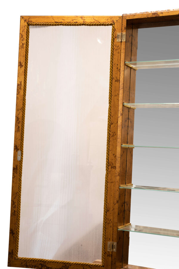 #120 Gilded Wall Display Cabinet With Wooden Frame And Mirrored Interior – Decorative Showcase Piece | Vergoldete Hängevitrine mit Holzrahmen und Spiegelglas - Image 2