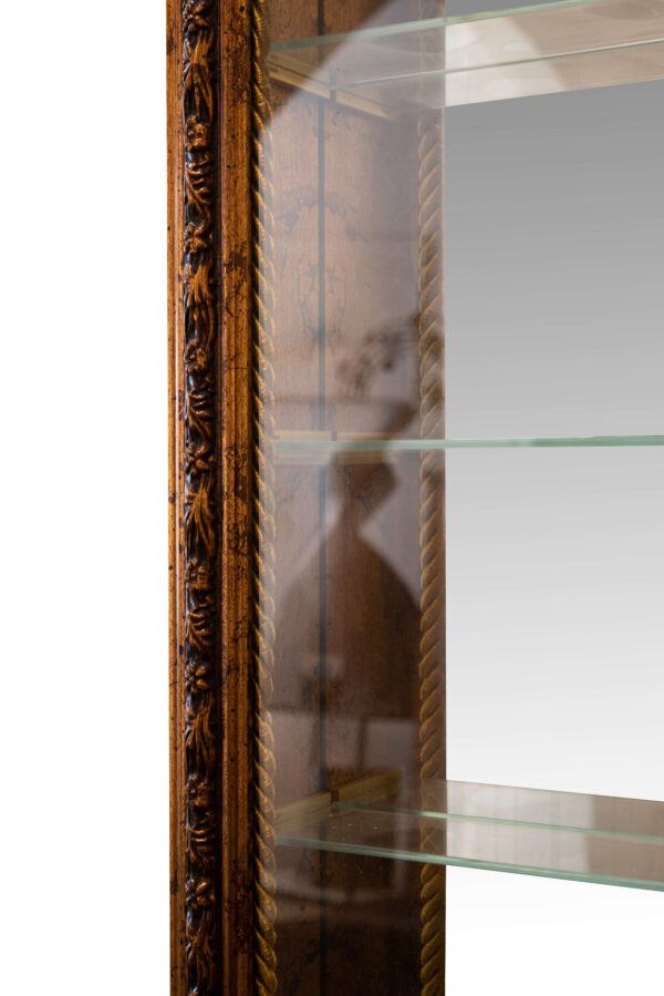 #120 Gilded Wall Display Cabinet With Wooden Frame And Mirrored Interior – Decorative Showcase Piece | Vergoldete Hängevitrine mit Holzrahmen und Spiegelglas - Image 3