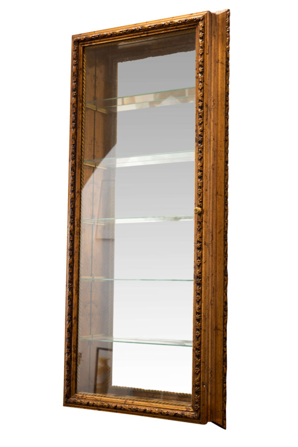 #120 Gilded Wall Display Cabinet With Wooden Frame And Mirrored Interior – Decorative Showcase Piece | Vergoldete Hängevitrine mit Holzrahmen und Spiegelglas - Image 4