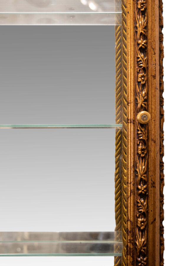#120 Gilded Wall Display Cabinet With Wooden Frame And Mirrored Interior – Decorative Showcase Piece | Vergoldete Hängevitrine mit Holzrahmen und Spiegelglas - Image 5