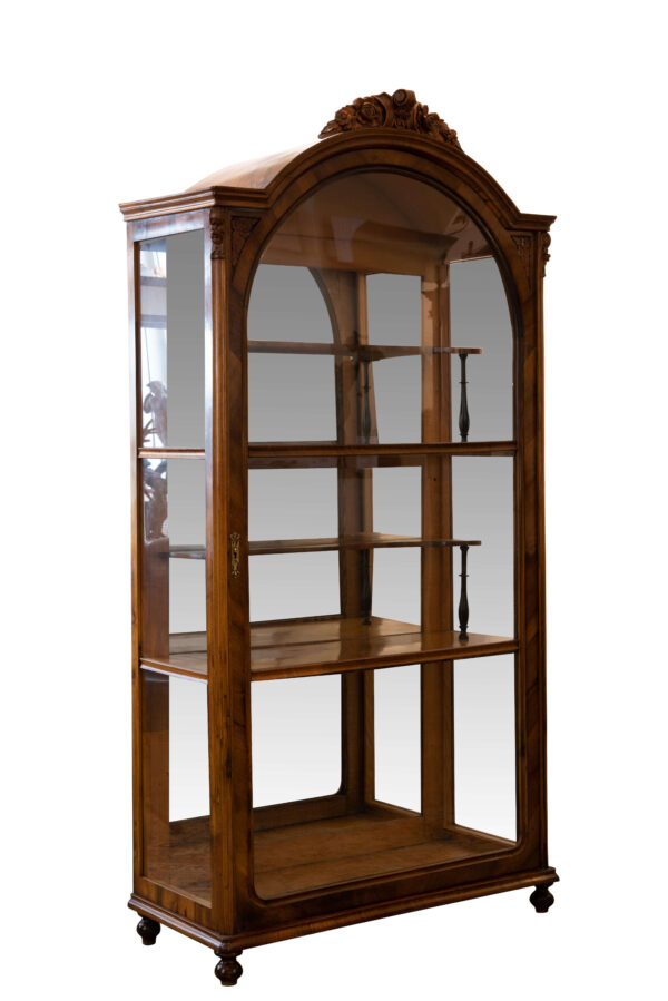 #185 Showcase With Curved Glass And Carved Floral Motif | Vitrine mit geschwungenem Glas und geschnitztem Blumenmotiv