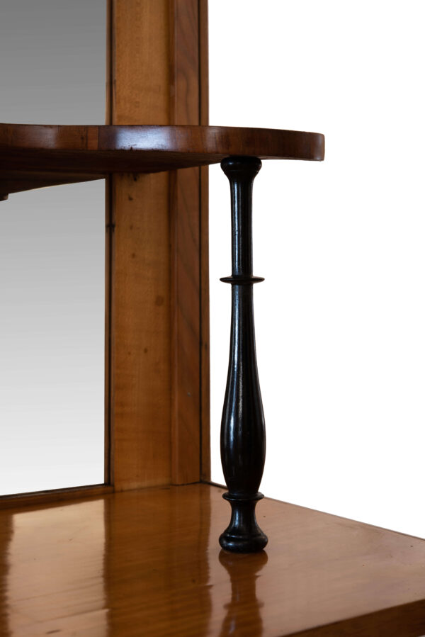 #185 Showcase With Curved Glass And Carved Floral Motif | Vitrine mit geschwungenem Glas und geschnitztem Blumenmotiv - Image 4