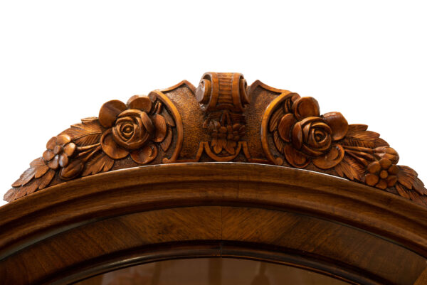 #185 Showcase With Curved Glass And Carved Floral Motif | Vitrine mit geschwungenem Glas und geschnitztem Blumenmotiv - Image 3