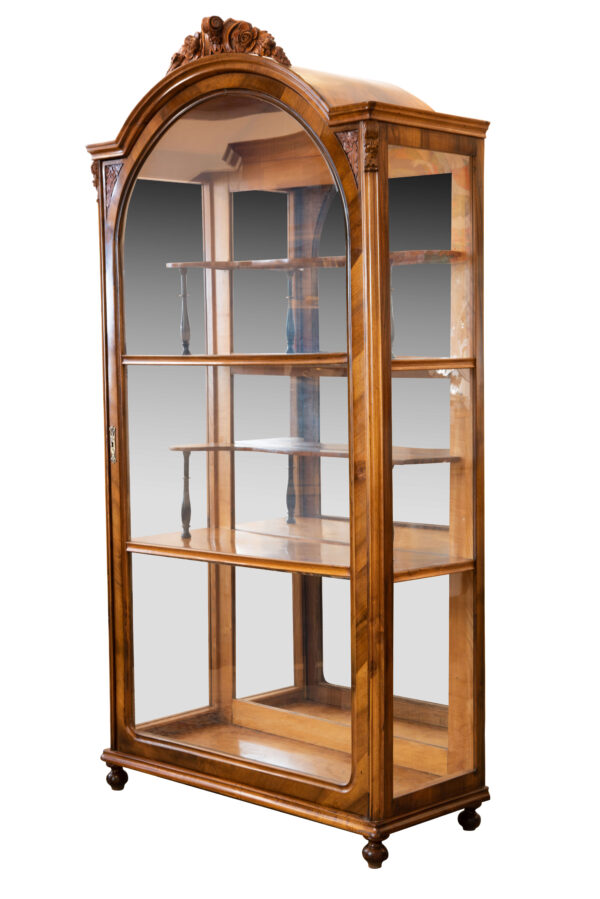 #185 Showcase With Curved Glass And Carved Floral Motif | Vitrine mit geschwungenem Glas und geschnitztem Blumenmotiv - Image 2