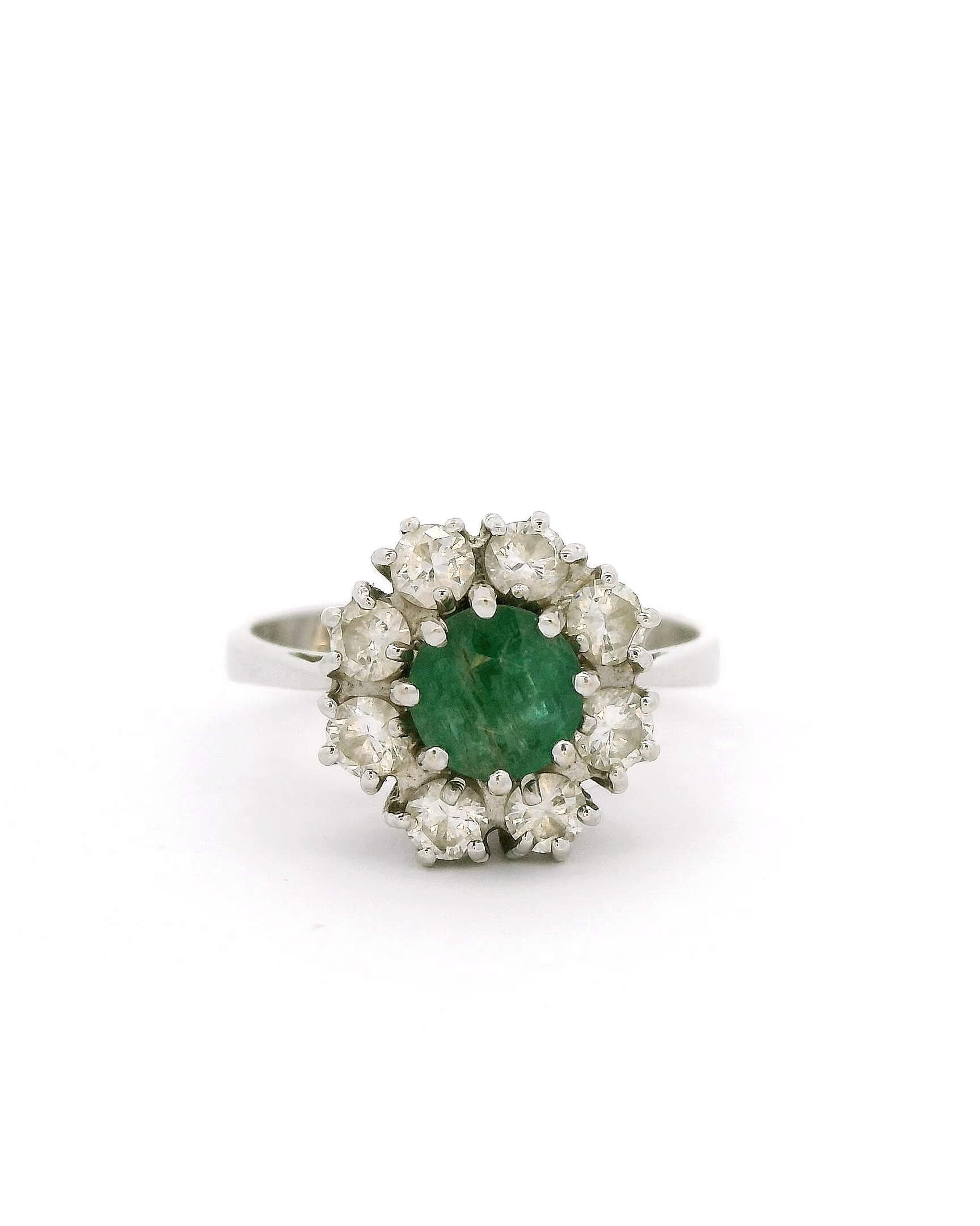#101 Ring aus Weißgold 585/fein mit Brillanten und Smaragd | Ring In White Gold 585/Fine With Brilliant-Cut Diamonds And Emerald