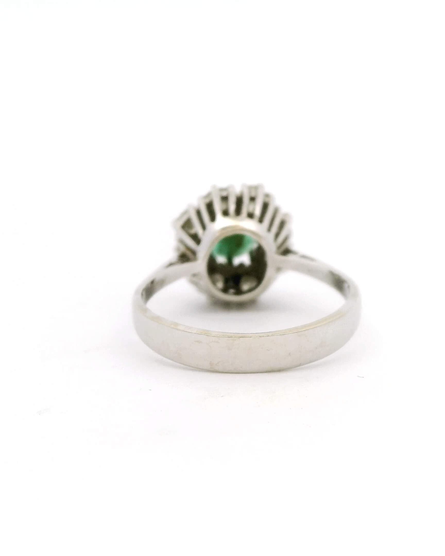 #101 Ring aus Weißgold 585/fein mit Brillanten und Smaragd | Ring In White Gold 585/Fine With Brilliant-Cut Diamonds And Emerald - Image 3