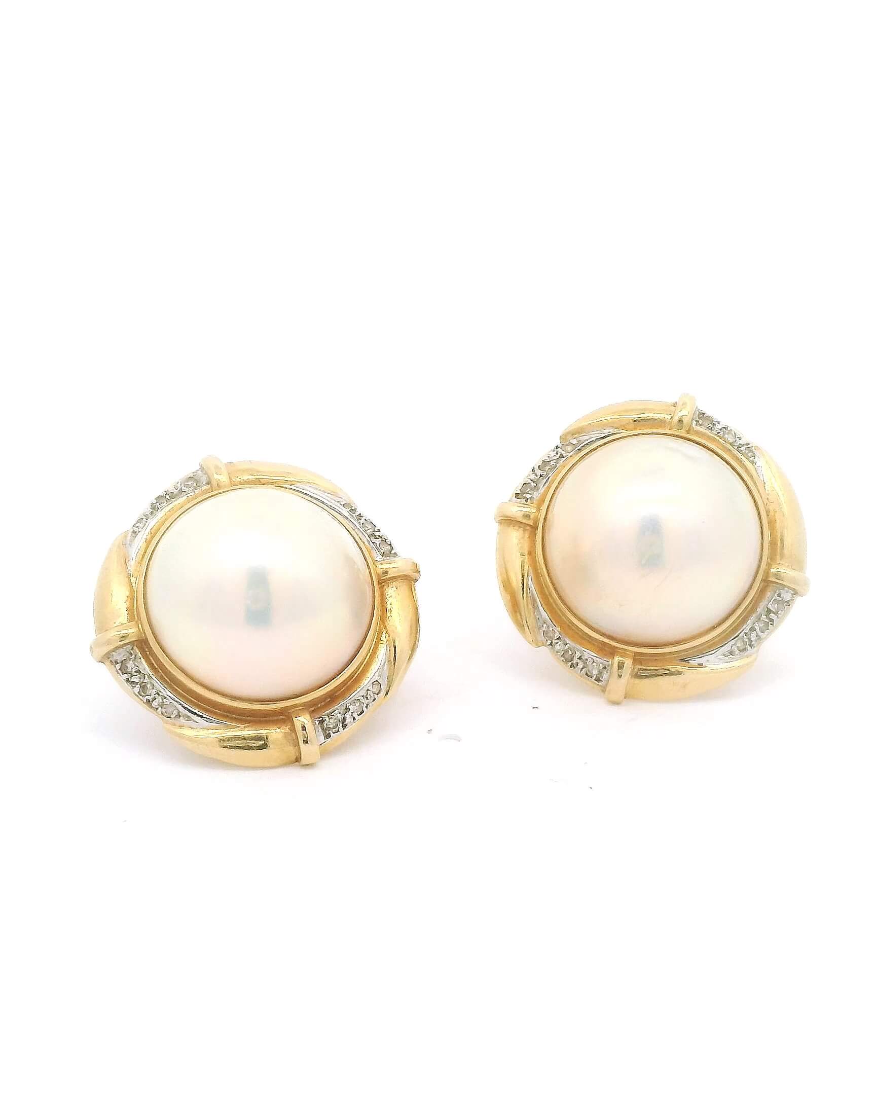 #108 Ohrclipse aus Gelbgold mit Diamanten und Mabe-Kulturperlen | Ear Clips In Yellow Gold With Diamonds And Mabe Cultured Pearls