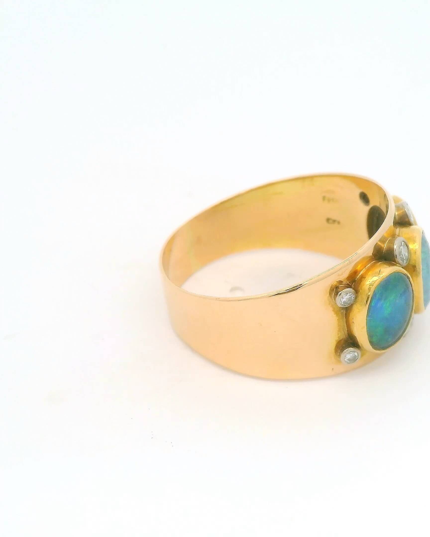 #113 Ring aus Gelbgold mit Brillanten und ovalen Opal-Dubletten | Ring In Yellow Gold With Brilliant-Cut Diamonds And Oval Opal Doublets - Image 2