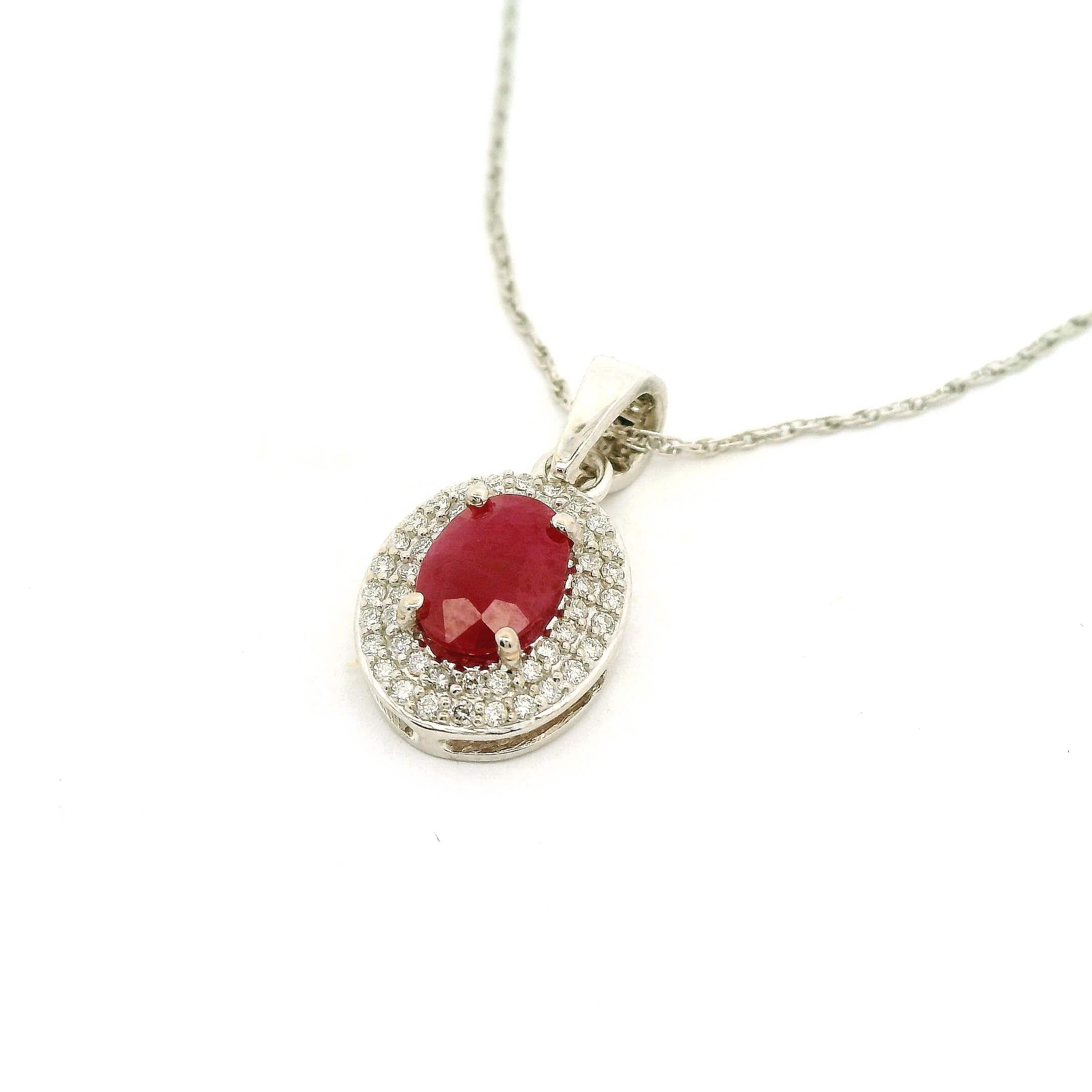 #122 Anhänger mit Kette aus Weißgold mit Brillanten und ovalem Rubin | Pendant with Chain in White Gold with Diamonds and Oval Ruby