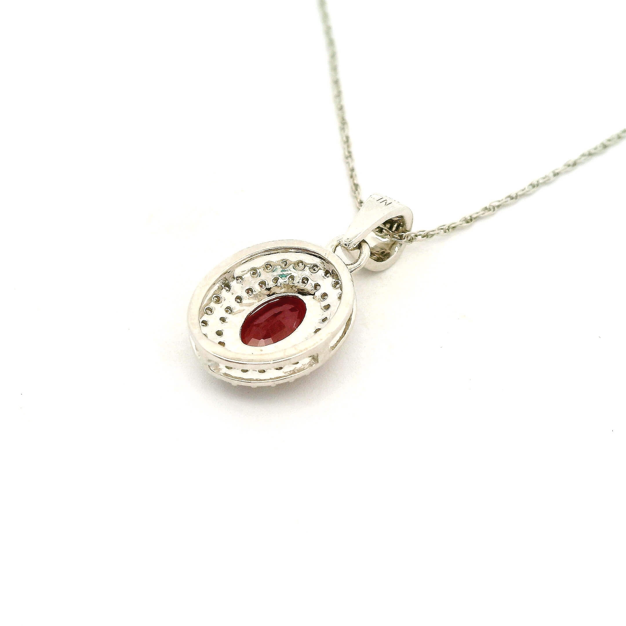 #122 Anhänger mit Kette aus Weißgold mit Brillanten und ovalem Rubin | Pendant with Chain in White Gold with Diamonds and Oval Ruby - Image 2
