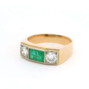 #128 Ring aus Gelbgold mit zwei Brillanten und Smaragd | Ring In Yellow Gold With Two Diamonds And Emerald