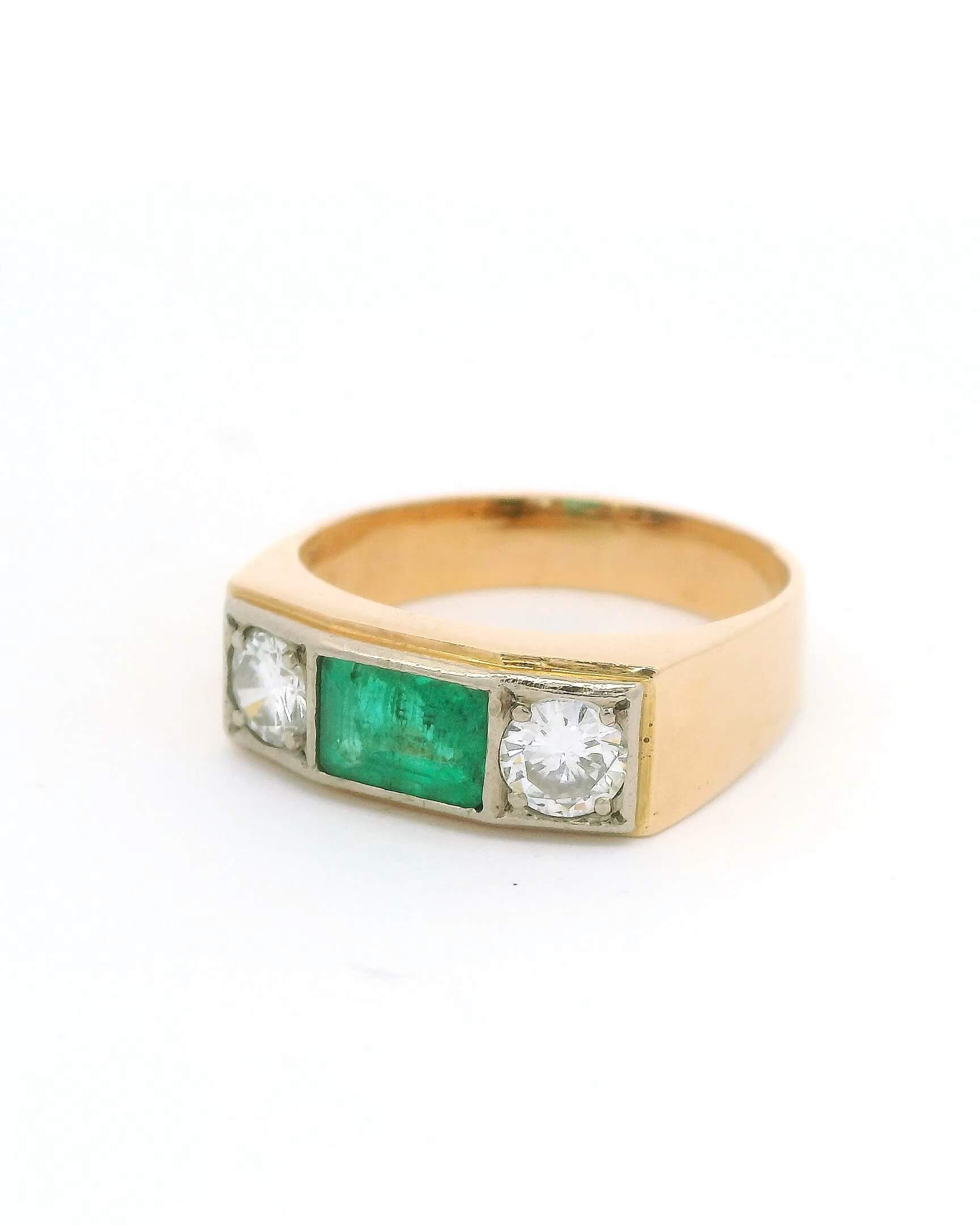 #128 Ring aus Gelbgold mit zwei Brillanten und Smaragd | Ring In Yellow Gold With Two Diamonds And Emerald