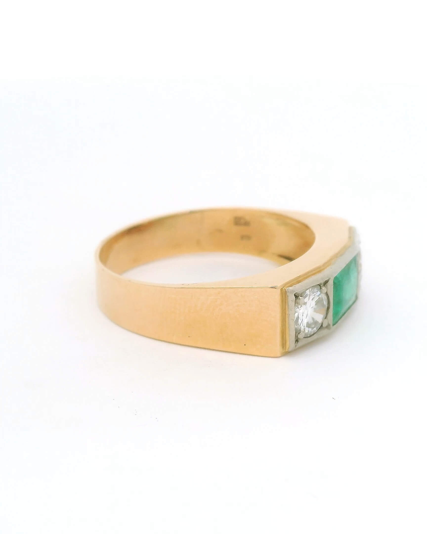 #128 Ring aus Gelbgold mit zwei Brillanten und Smaragd | Ring In Yellow Gold With Two Diamonds And Emerald - Image 2