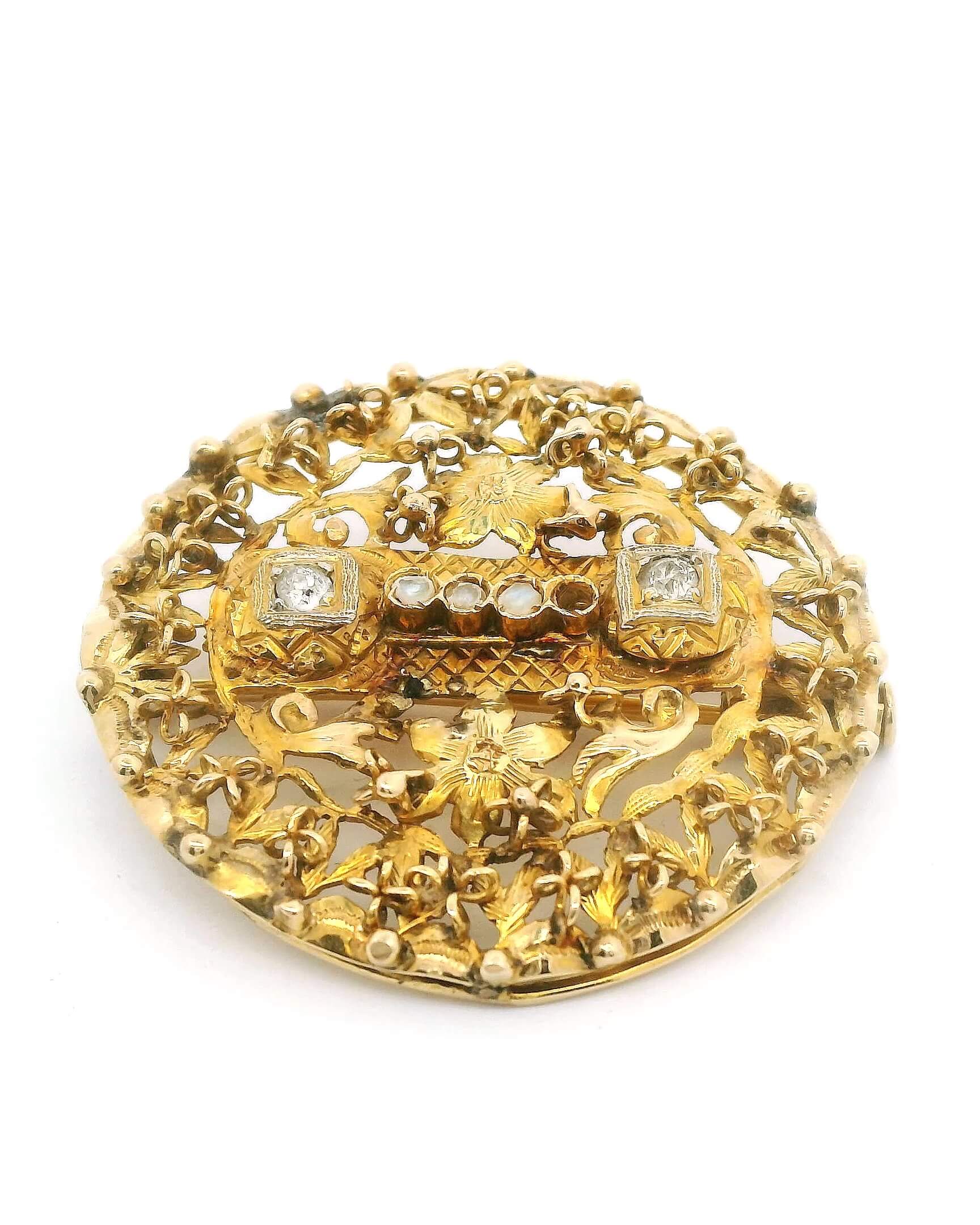 #131 Brosche aus Gelbgold mit Altschliff-Diamanten und Kulturperlen | Brooch in Yellow Gold with Old-Cut Diamonds and Cultured Pearls