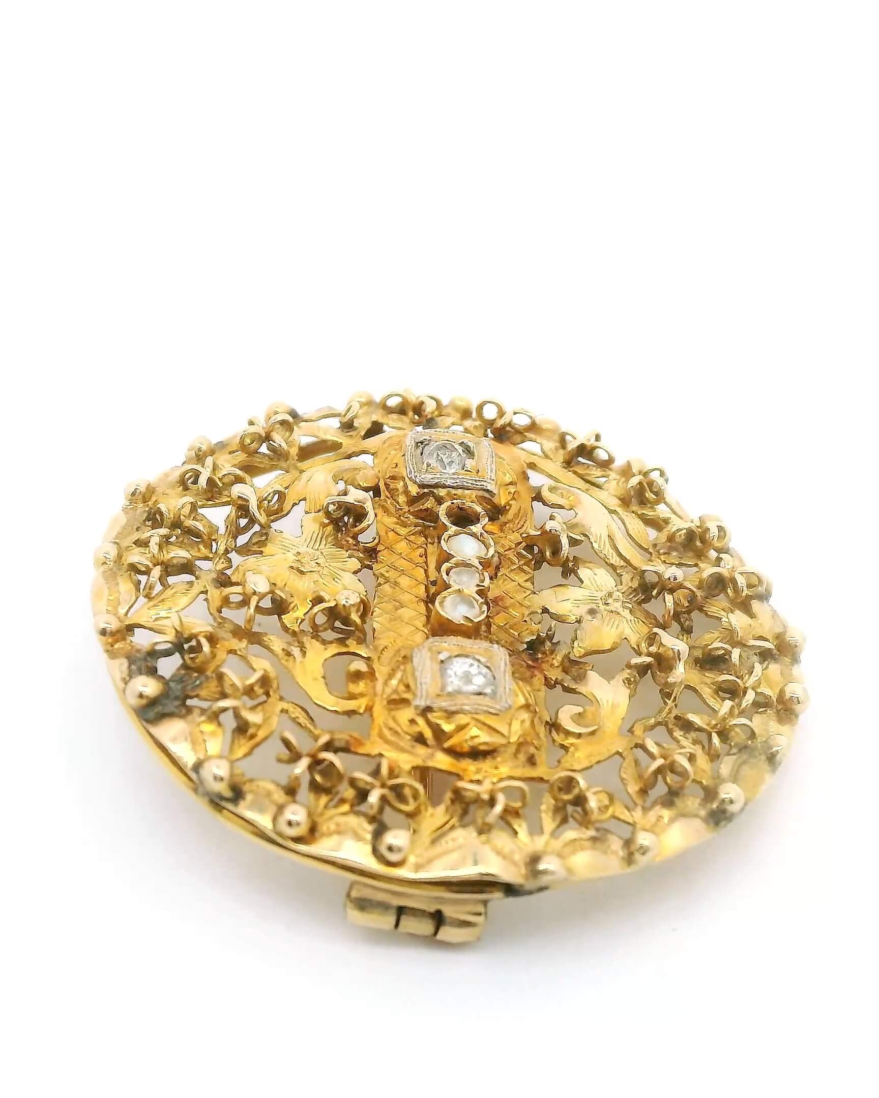 #131 Brosche aus Gelbgold mit Altschliff-Diamanten und Kulturperlen | Brooch in Yellow Gold with Old-Cut Diamonds and Cultured Pearls - Image 2