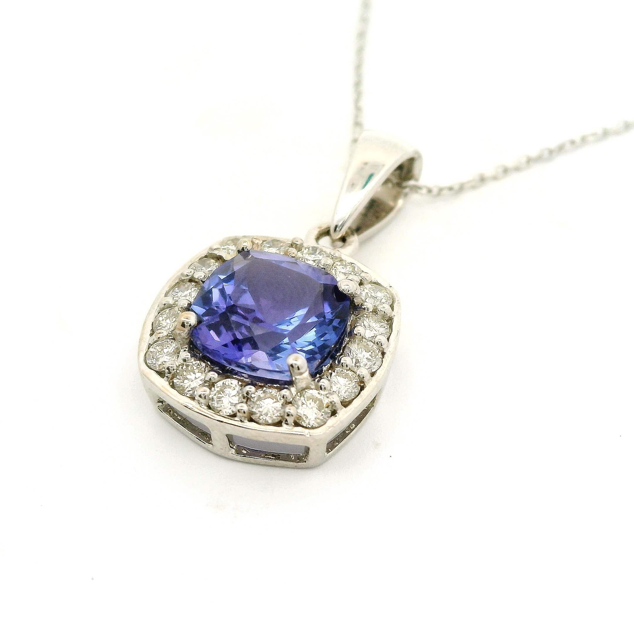 #135 Anhänger mit Kette aus Weißgold mit Brillanten und Tansanit | Pendant with Chain in White Gold with Diamonds and Tanzanite