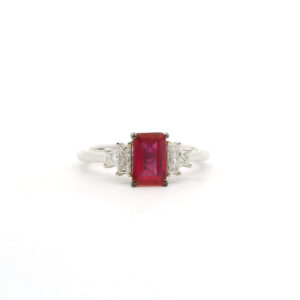 #142 Ring aus Weißgold mit Diamanten und Rubin | Ring in White Gold with Diamonds and Ruby