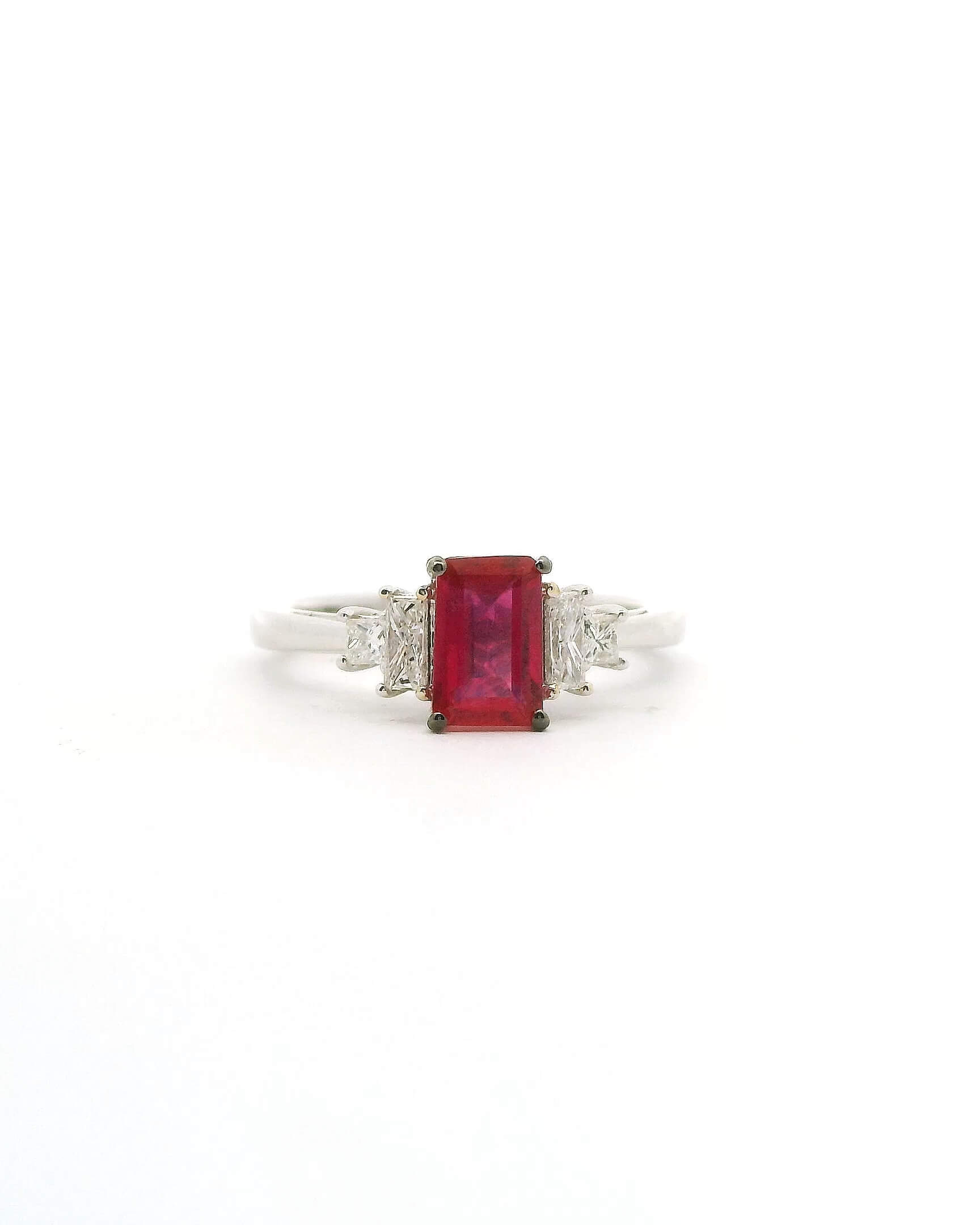 #142 Ring aus Weißgold mit Diamanten und Rubin | Ring in White Gold with Diamonds and Ruby