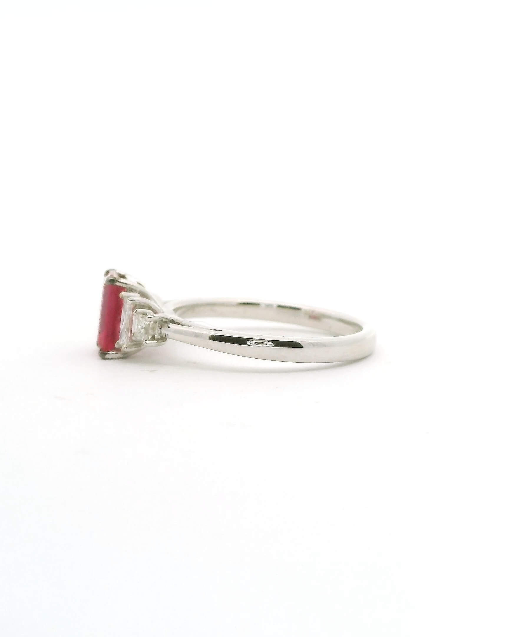 #142 Ring aus Weißgold mit Diamanten und Rubin | Ring in White Gold with Diamonds and Ruby - Image 2