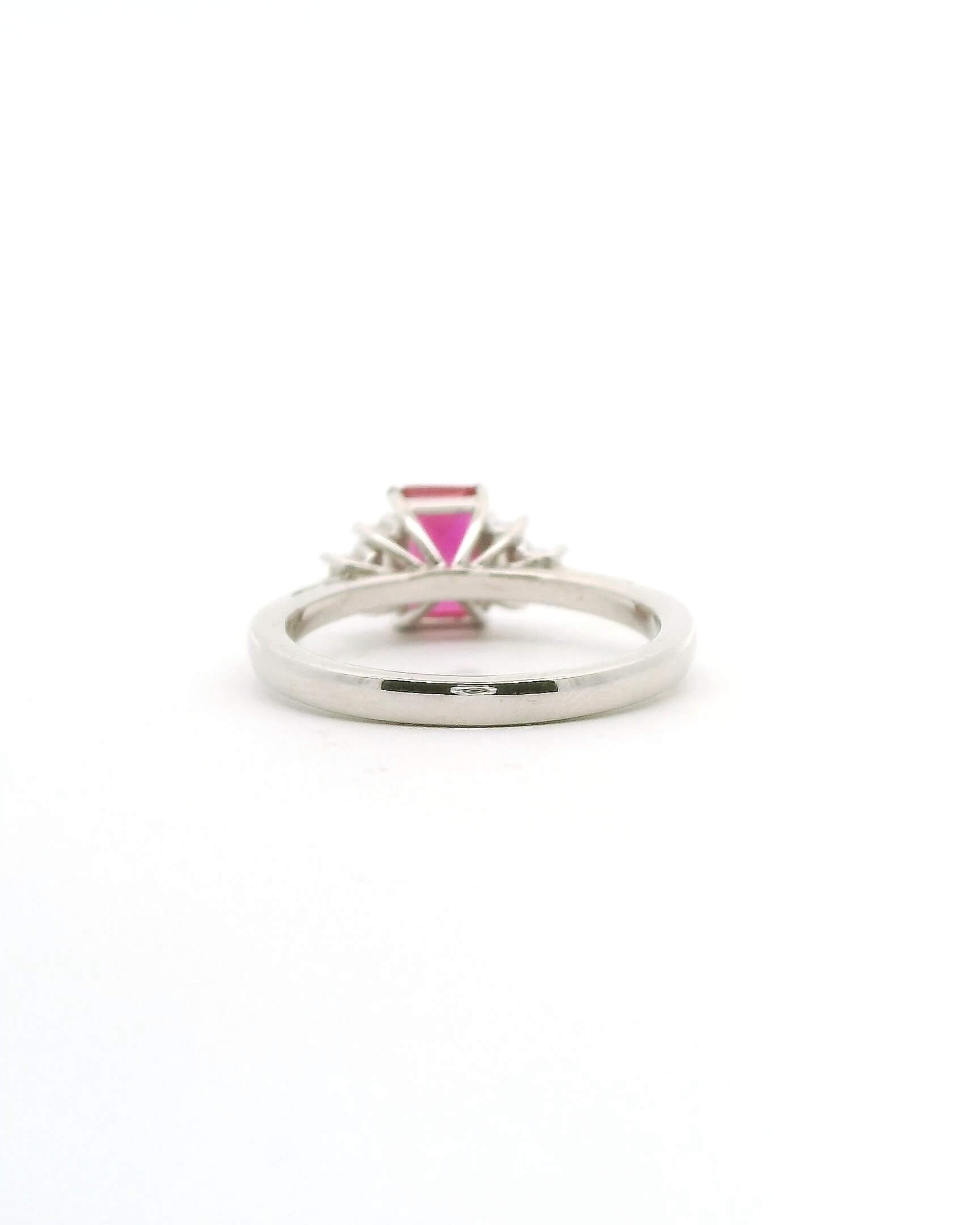 #142 Ring aus Weißgold mit Diamanten und Rubin | Ring in White Gold with Diamonds and Ruby - Image 4