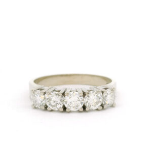 #144 Ring aus Weißgold mit Brillanten | Ring In White Gold With Diamonds
