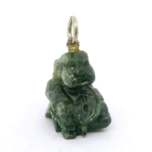#192 Anhänger „Buddha sitzend“ aus Jade mit Metallfassung | Pendant “Seated Buddha” in Jade with Metal Mounting