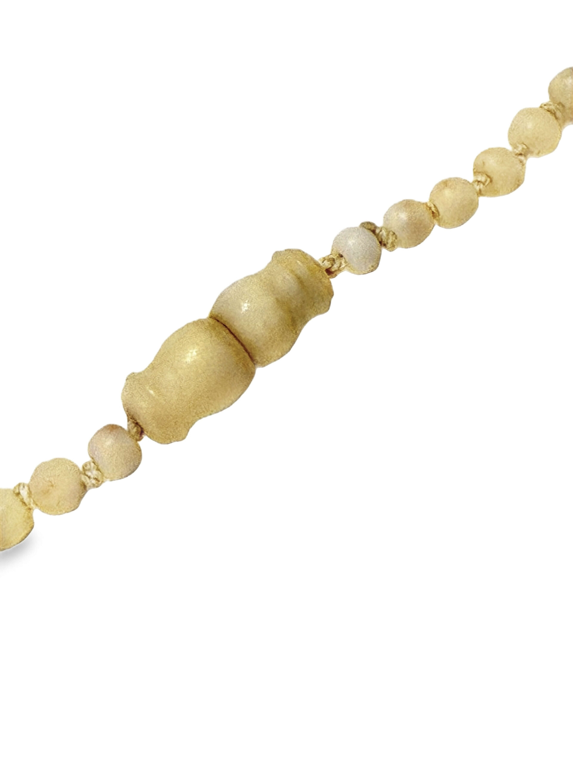#234 Korallenkette weiß im Verlauf mit Korallenverschluss und Ohrbrisuren aus Gelbgold | Graduated White Coral Necklace with Coral Clasp and Ear Pendants in Yellow Gold - Image 4