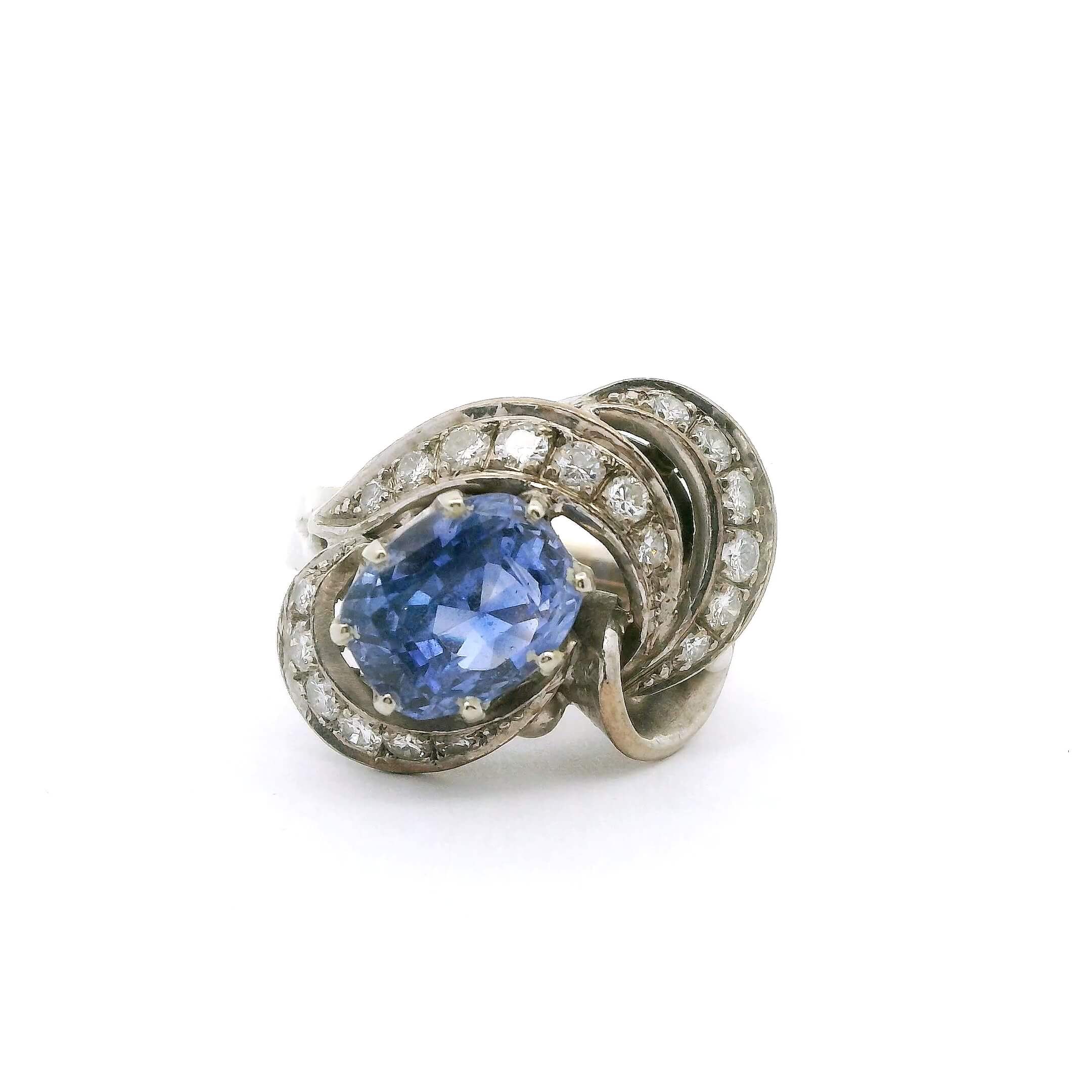 #296Ring aus Weißgold mit Diamanten und einem Saphir | Ring In White Gold With Diamonds And A Sapphire