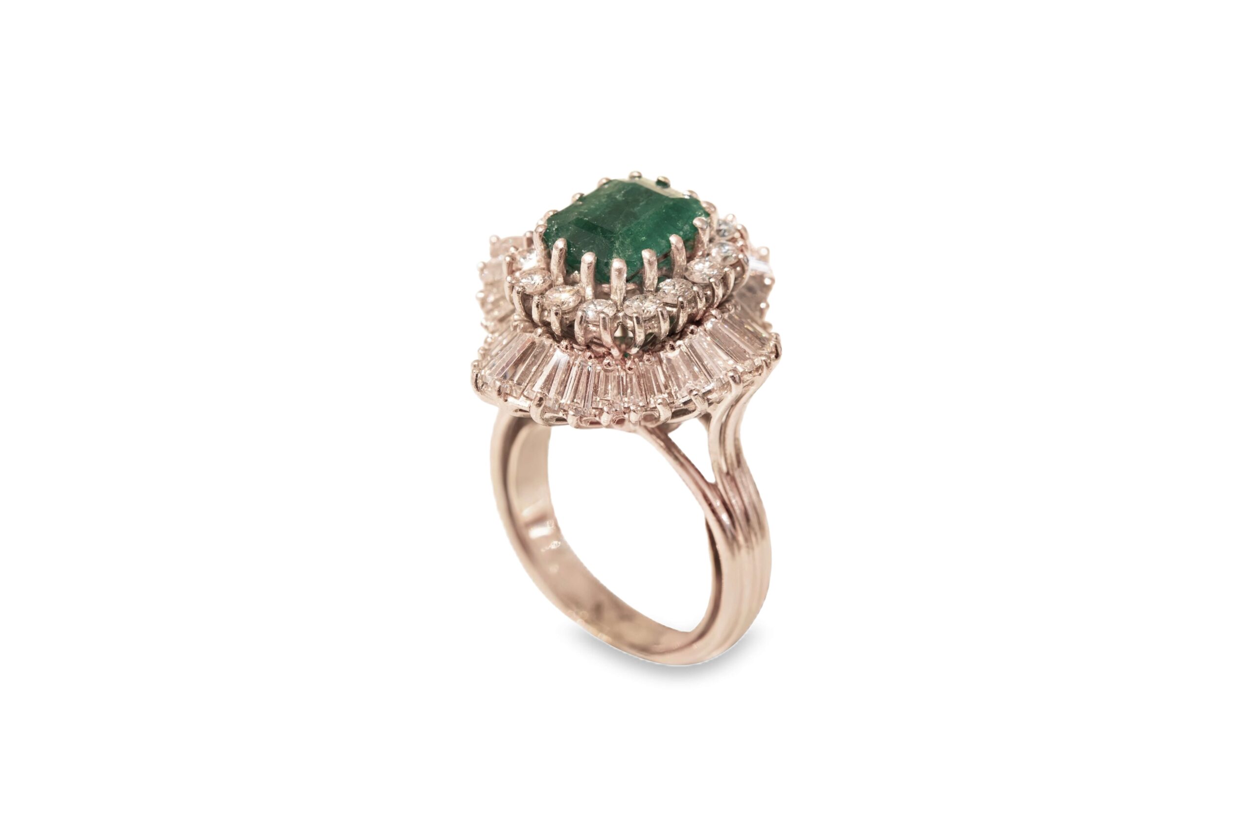 #325Ring aus Weißgold mit Brillanten, Diamanten und einem Smaragd | Ring in White Gold with Diamonds and an Emerald