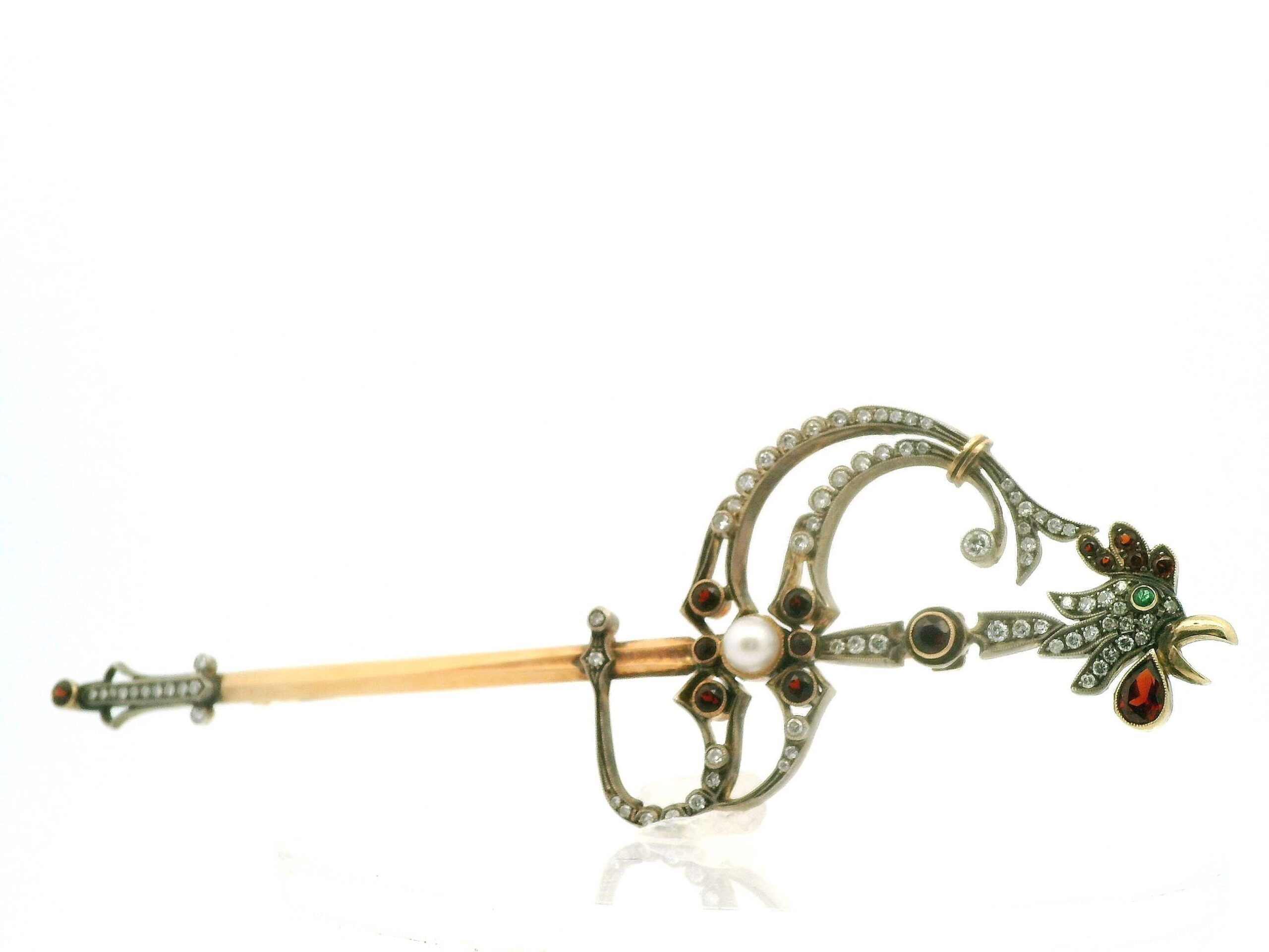 #63 Brosche im Fabergé-Stil mit Diamanten, Rubinen, Smaragd und Perle | Brooch In Fabergé Style With Diamonds, Rubies, Emerald And Pearl