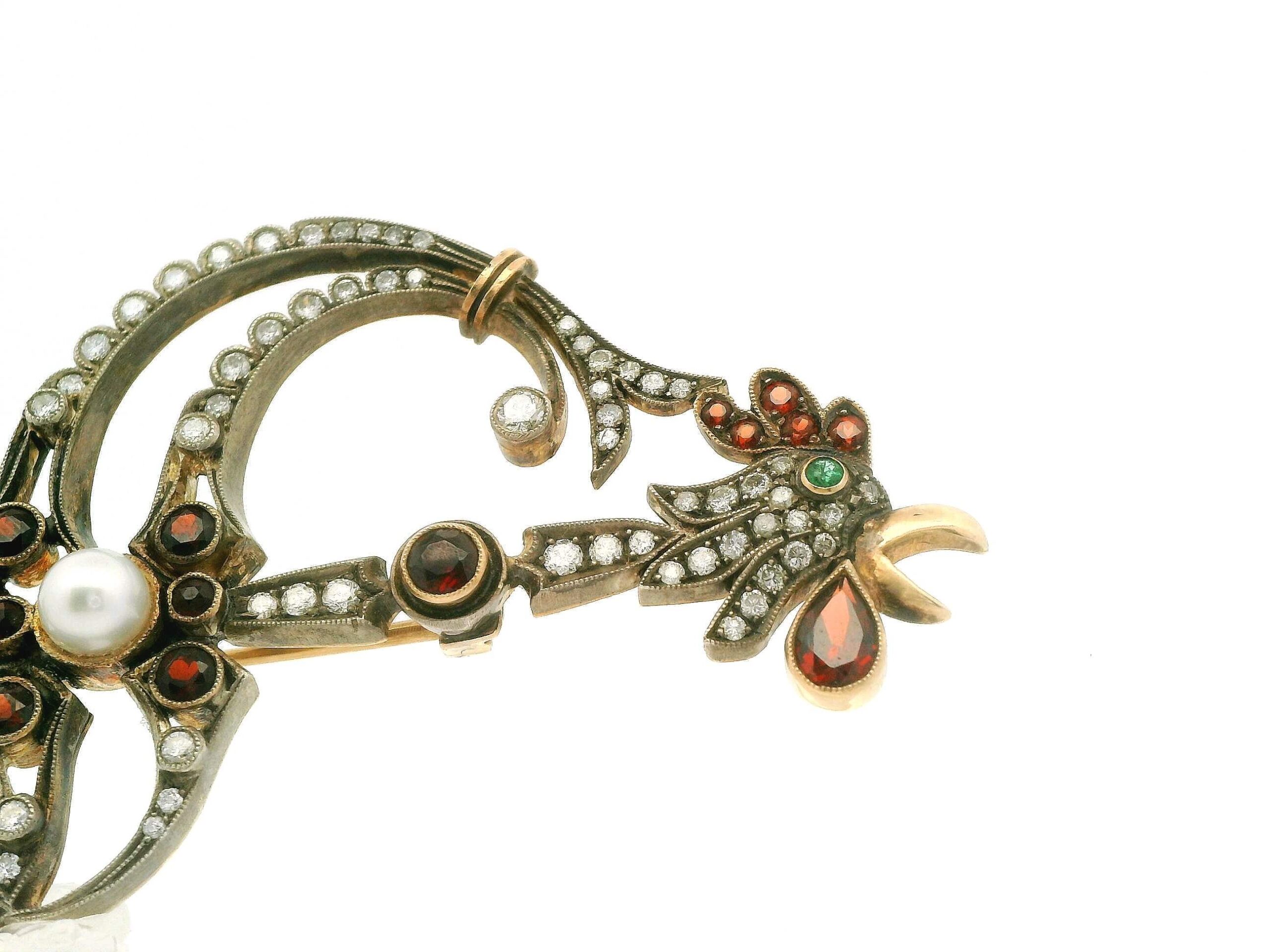 #63 Brosche im Fabergé-Stil mit Diamanten, Rubinen, Smaragd und Perle | Brooch In Fabergé Style With Diamonds, Rubies, Emerald And Pearl - Image 2